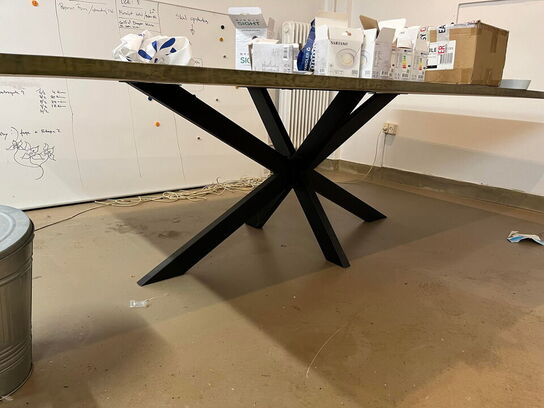 Spisebord og whiteboard