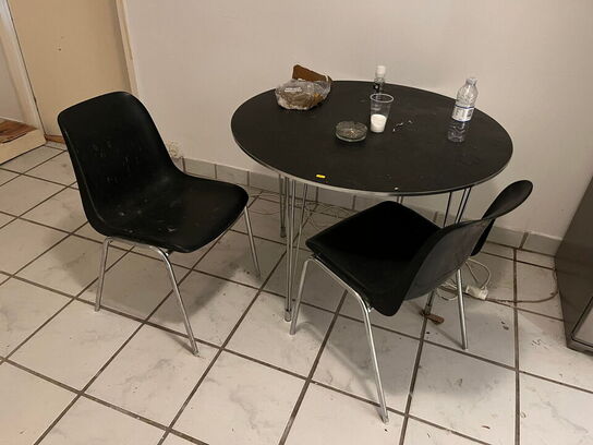 Spisebord, 2 stk. stole og kommode