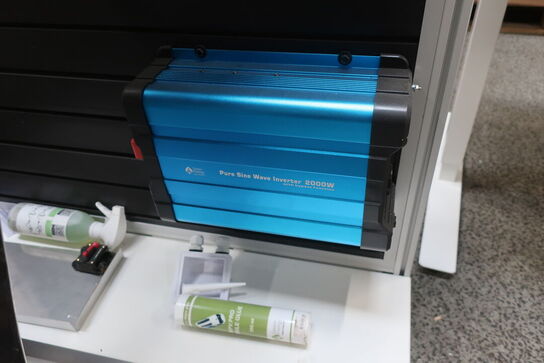 Udstillingspanel med fjernsyn, solcellepanel og inverter