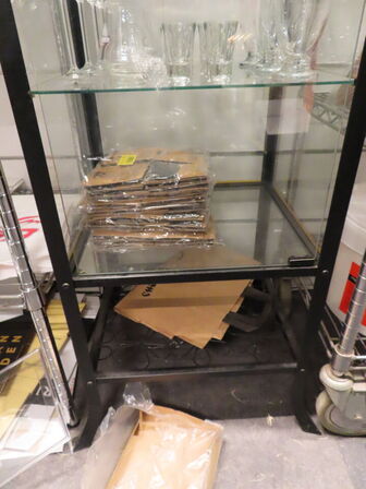 Glasmontre med indhold af glas