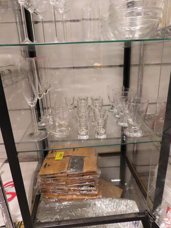 Glasmontre med indhold af glas