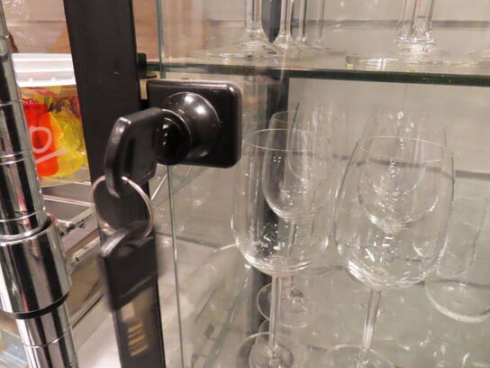 Glasmontre med indhold af glas