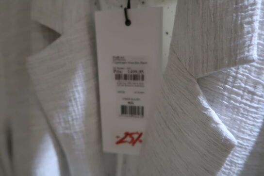 Div. Tøj bl.a. cowboybukser, shorts, strømpebukser, blazere, sko, skjoler m.m. 