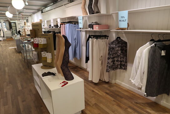 Div. Tøj bl.a. cowboybukser, shorts, strømpebukser, blazere, sko, skjoler m.m. 