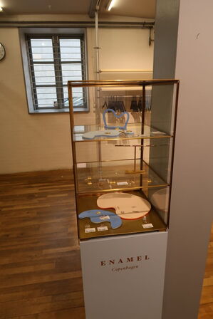 Udstillingspodie med div. Smykker m.m.