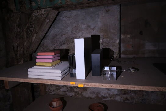 Div. Bøjler, pyntegenstande, brugskunst m.m.