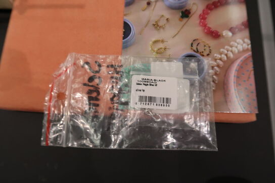 Udstillingspodie med div. Smykker m.m.