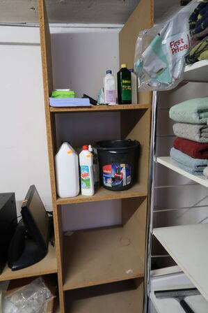 Reol med div. Håndklæder, rengøringsmidler m.m.