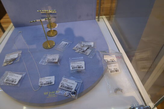 Udstillingspodie med div. Smykker m.m.