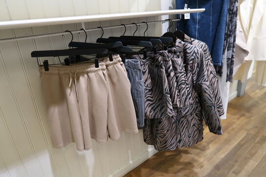 Div. Tøj bl.a. cowboybukser, shorts, strømpebukser, blazere, sko, skjoler m.m. 