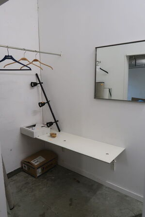 Tøjstativ, hylde samt spejl m.m.