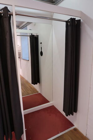 Indhold af 3 stk. prøverum bl.a. Forhænge, bøjler, spejl m.m.