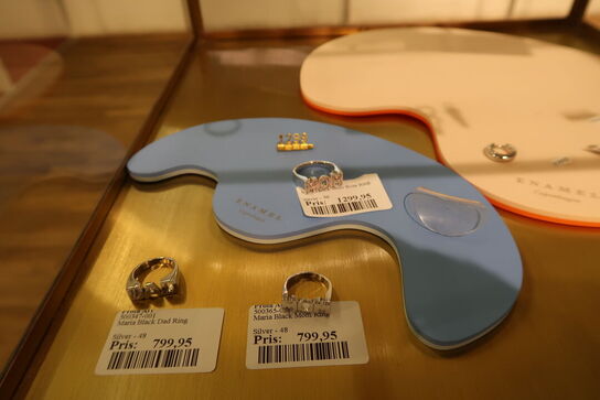 Udstillingspodie med div. Smykker m.m.