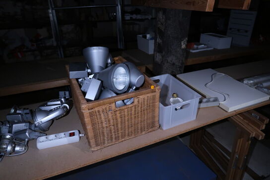 Div. Bøjler, pyntegenstande, brugskunst m.m.