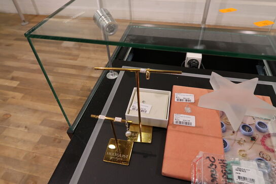 Udstillingspodie med div. Smykker m.m.