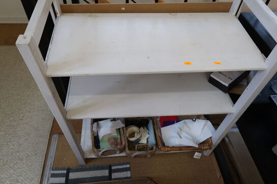 Reol samt 2 stk. plakater