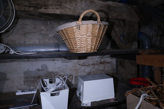 Div. Bøjler, pyntegenstande, brugskunst m.m.