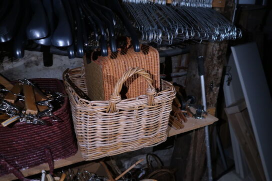 Div. Bøjler, pyntegenstande, brugskunst m.m.