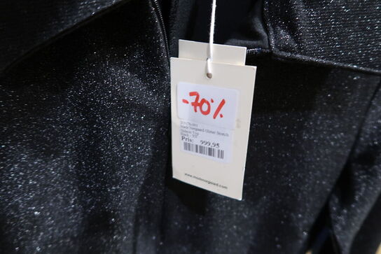 Div. Tøj bl.a. cowboybukser, shorts, strømpebukser, blazere, sko, skjoler m.m. 