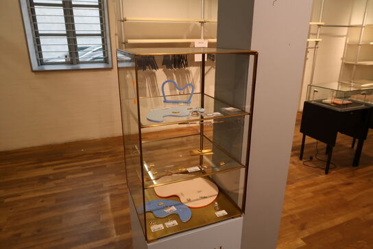 Udstillingspodie med div. Smykker m.m.