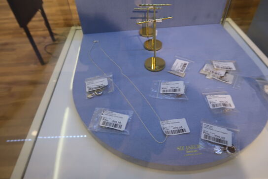 Udstillingspodie med div. Smykker m.m.