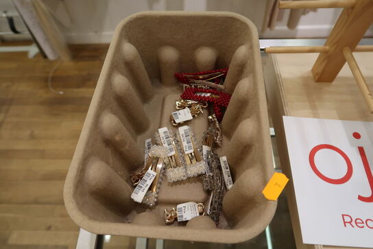 Hårspænder, nøgleringe m.m.