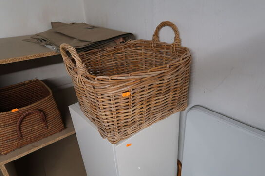 Klapbord, skab, kurve, spots m.m.