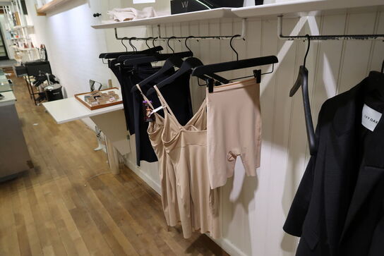 Div. Tøj bl.a. cowboybukser, shorts, strømpebukser, blazere, sko, skjoler m.m. 