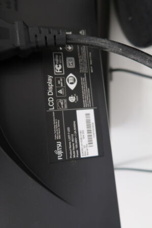 Computerskærm FUJITS, tastatur mus, samt 2 stk. computere 