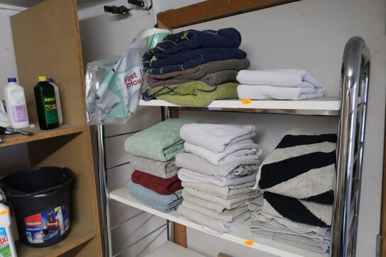 Reol med div. Håndklæder, rengøringsmidler m.m.