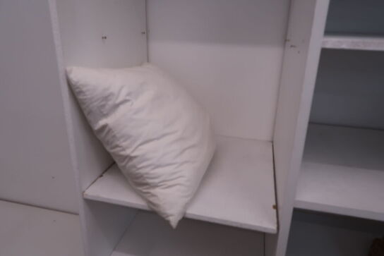 Mannequin, pude, glasudstilling m.m.