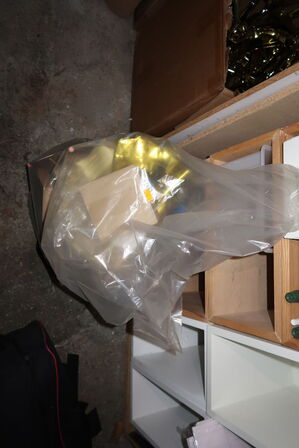 Bøjler, pakkeemballage, reoler, kasse med LED spots INTERLIGHT m.m.