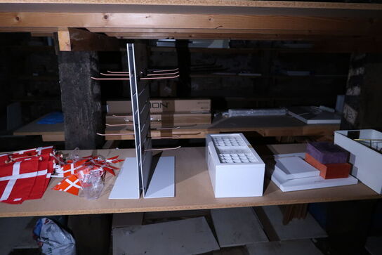 Div. Bøjler, pyntegenstande, brugskunst m.m.