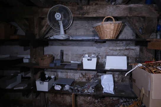 Div. Bøjler, pyntegenstande, brugskunst m.m.