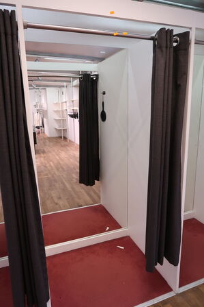 Indhold af 3 stk. prøverum bl.a. Forhænge, bøjler, spejl m.m.