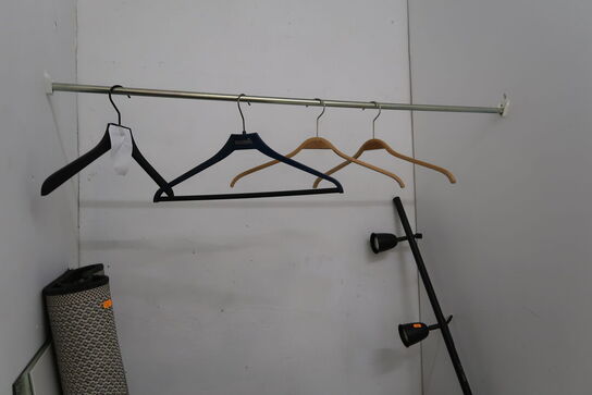 Tøjstativ, hylde samt spejl m.m.