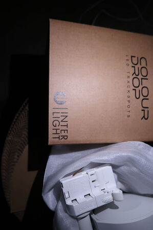 Bøjler, pakkeemballage, reoler, kasse med LED spots INTERLIGHT m.m.