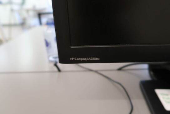 Computerskærm HP LA2306x Compaq samt mus og tastatur