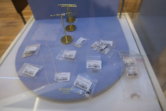 Udstillingspodie med div. Smykker m.m.