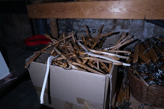 Div. Bøjler, pyntegenstande, brugskunst m.m.