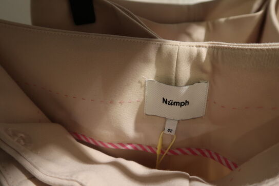 Div. Tøj bl.a. cowboybukser, shorts, strømpebukser, blazere, sko, skjoler m.m. 