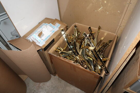 Bøjler, pakkeemballage, reoler, kasse med LED spots INTERLIGHT m.m.