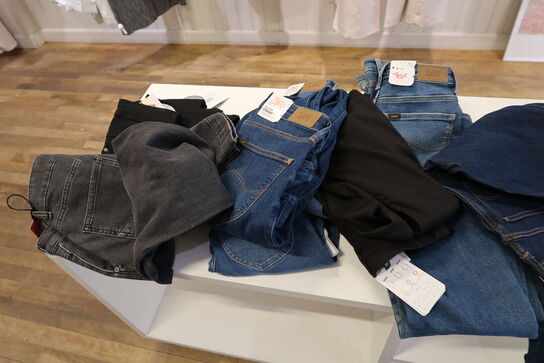 Div. Tøj bl.a. cowboybukser, shorts, strømpebukser, blazere, sko, skjoler m.m. 