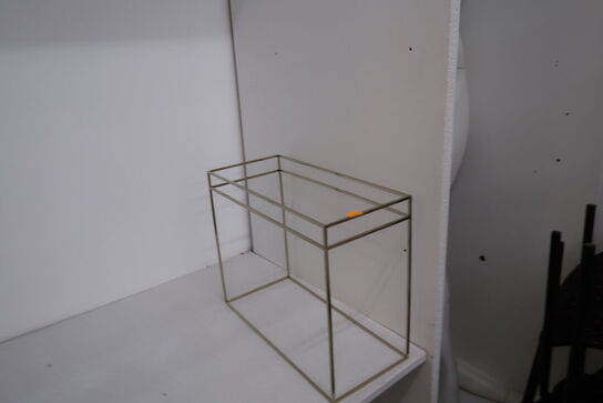 Mannequin, pude, glasudstilling m.m.