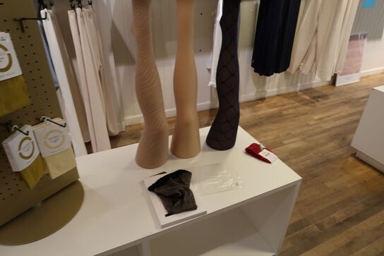 Div. Tøj bl.a. cowboybukser, shorts, strømpebukser, blazere, sko, skjoler m.m. 