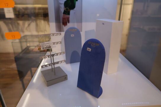 Udstillingspodie med div. Smykker m.m.