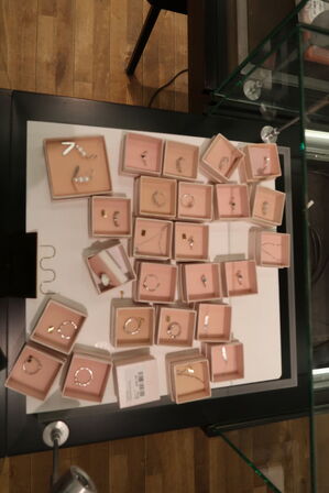 Udstillingspodie med div. Smykker m.m.