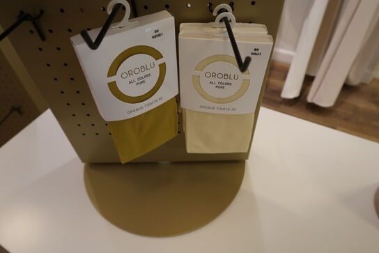 Div. Tøj bl.a. cowboybukser, shorts, strømpebukser, blazere, sko, skjoler m.m. 