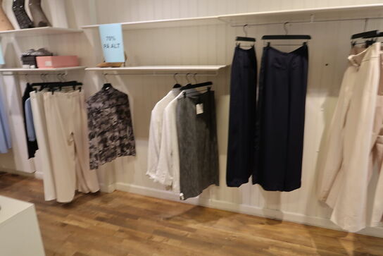 Div. Tøj bl.a. cowboybukser, shorts, strømpebukser, blazere, sko, skjoler m.m. 