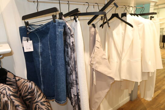 Div. Tøj bl.a. cowboybukser, shorts, strømpebukser, blazere, sko, skjoler m.m. 